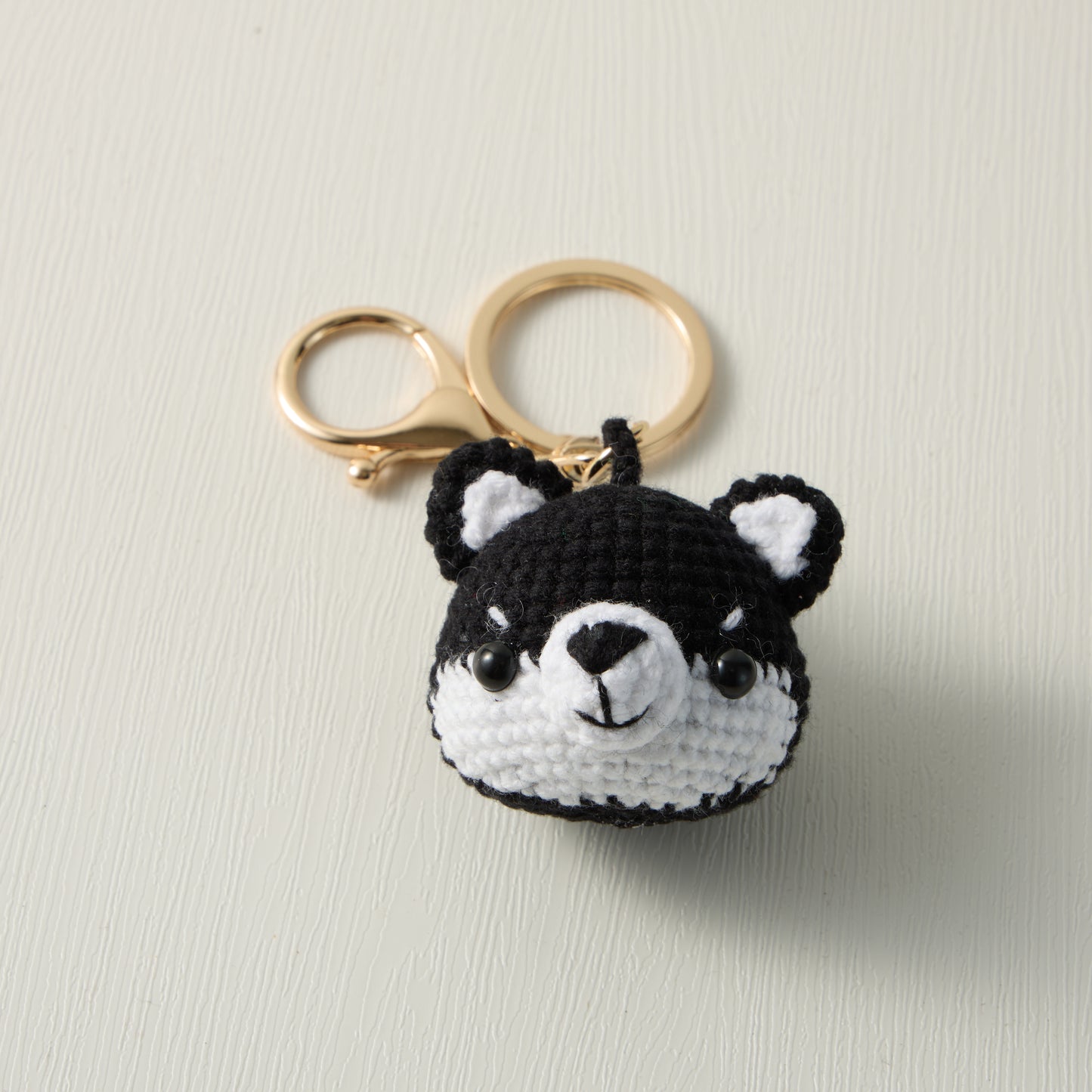 Analyzing image Hand-Knitted-Husky-Dog-Keychain