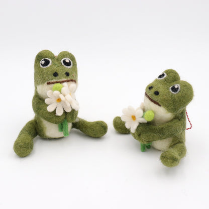 Handmade Wool Felt Frog Ornament with Daisy – Needle Felt Animal Decor