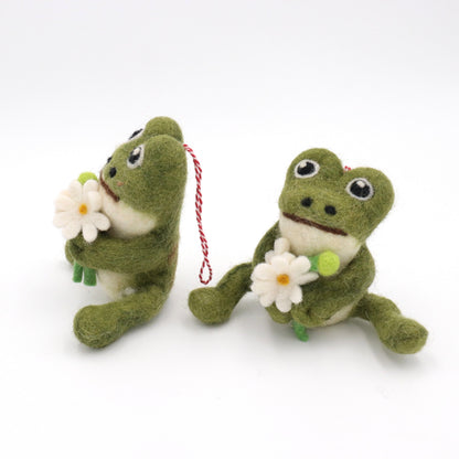 Handmade Wool Felt Frog Ornament with Daisy – Needle Felt Animal Decor
